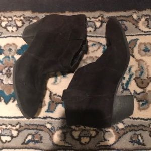 Super cute black ankle booties! 🖤